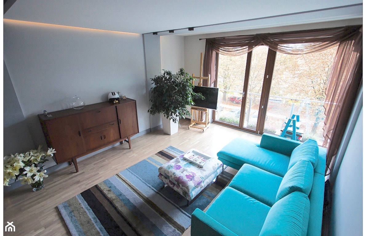 salon w stylu skandynawskim, komodą na drewnianych nogach, turkusowa sofa