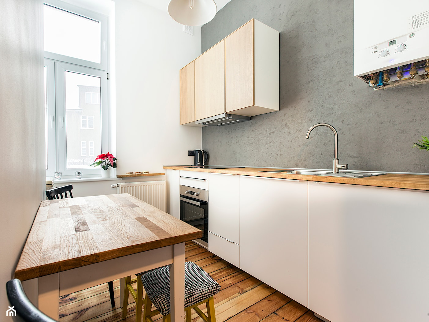 Apartament przy Monte Cassino Sopot - Mała zamknięta biała szara z podblatowym zlewozmywakiem kuchnia jednorzędowa - zdjęcie od Marina Apartments - Homebook