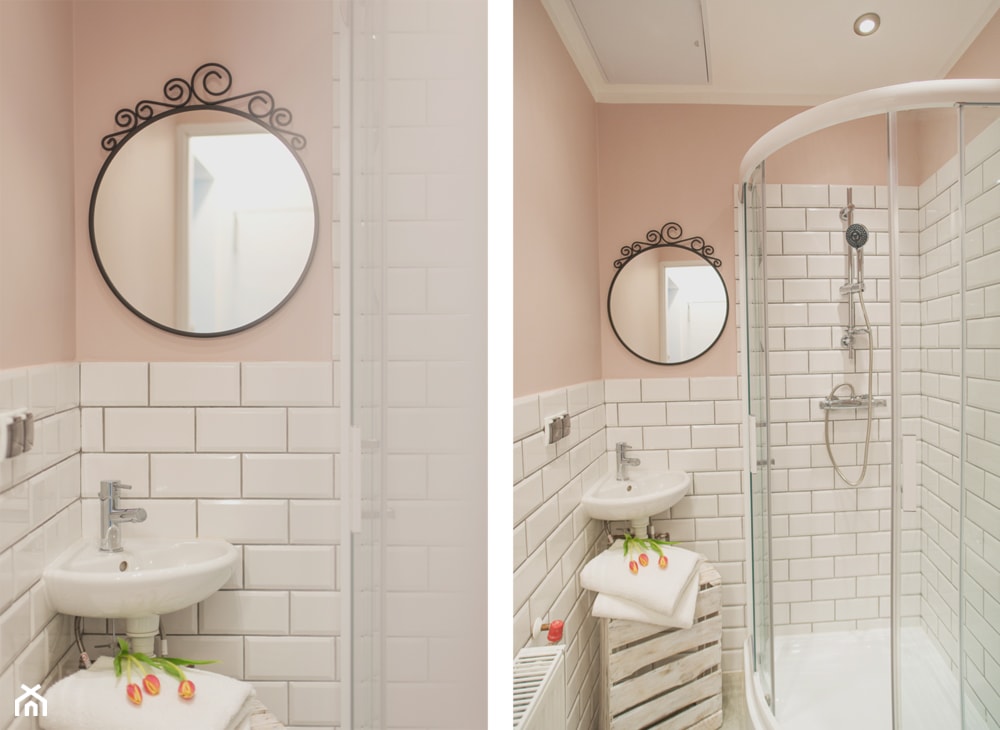 mała biało-różowa łazienka, umywalka narożna, lustro w metalowej ramie