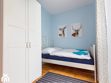 Aranżacje wnętrz - Sypialnia: Apartament przy Monte Cassino Sopot - Średnia niebieska sypialnia, styl skandynawski - Marina Apartments. Przeglądaj, dodawaj i zapisuj najlepsze zdjęcia, pomysły i inspiracje designerskie. W bazie mamy już prawie milion fotografii!