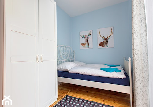 Apartament przy Monte Cassino Sopot - Średnia niebieska sypialnia, styl skandynawski - zdjęcie od Marina Apartments