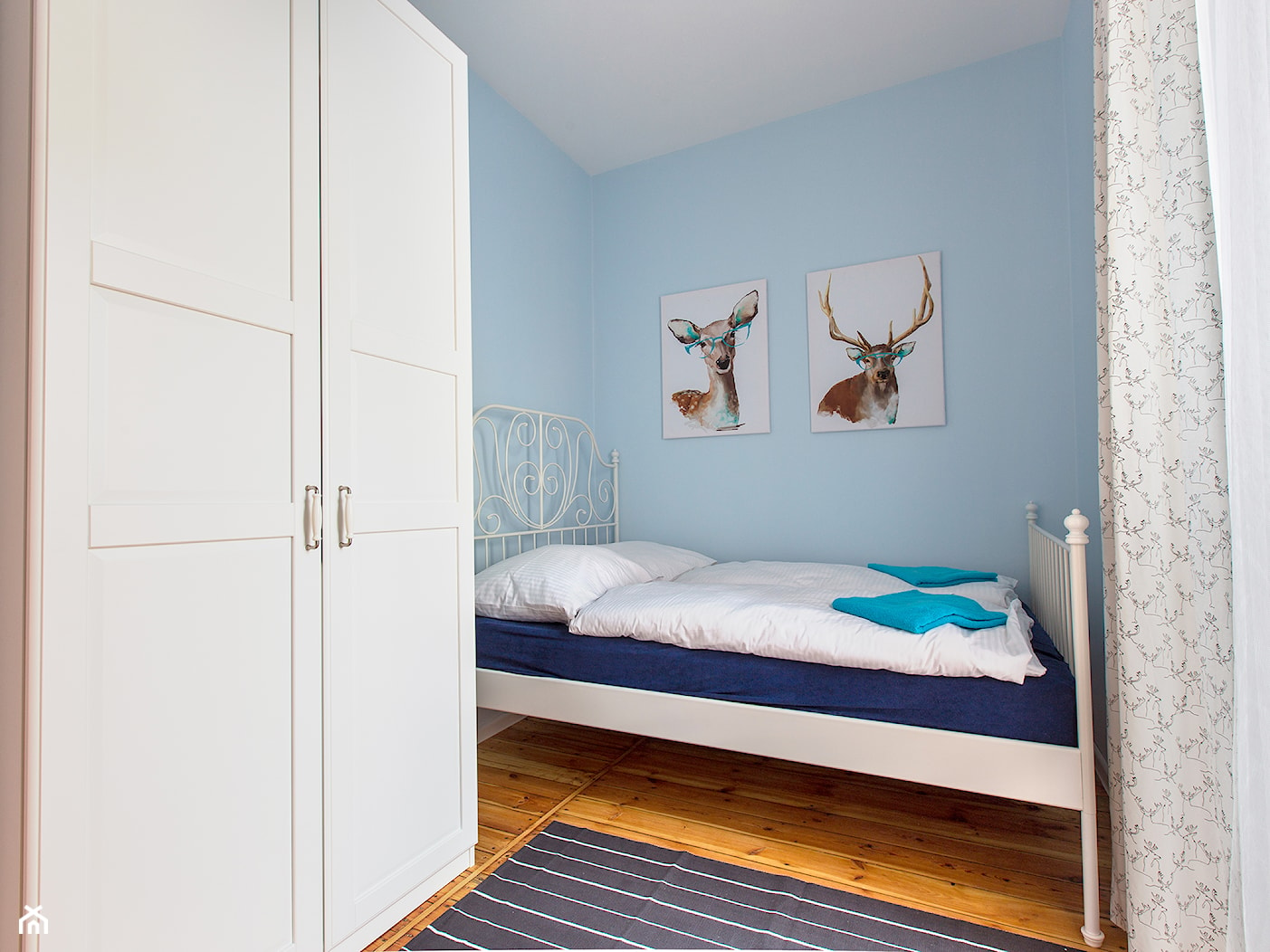 Apartament przy Monte Cassino Sopot - Średnia niebieska sypialnia, styl skandynawski - zdjęcie od Marina Apartments - Homebook