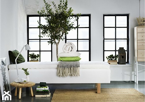 ogród we wnętrzu - Mała biała sypialnia, styl skandynawski - zdjęcie od Martyna