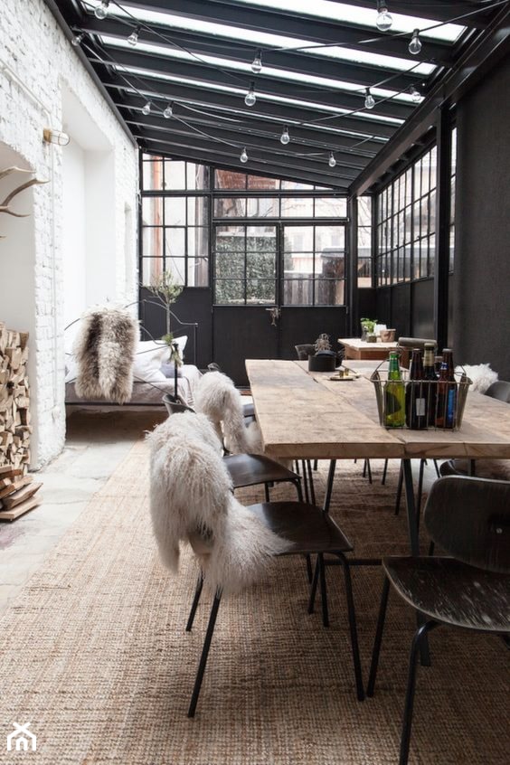 ogród we wnętrzu - Duża biała czarna jadalnia w salonie, styl skandynawski - zdjęcie od Martyna