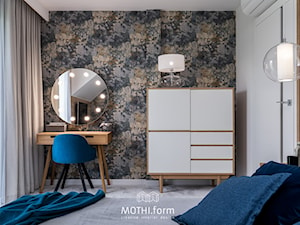 MOTHI.FORM ⋅ INSPIRUJĄCY DOM ⋅ BIBICE - Średnia biała szara sypialnia, styl nowoczesny - zdjęcie od MOTHI.form