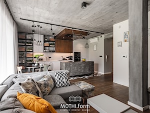 MOTHI.form ⋅ DOM W CHARAKTERZE INDUSTRIALNYM w Skawinie - Mały biały szary salon z kuchnią z jadalnią, styl industrialny - zdjęcie od MOTHI.form