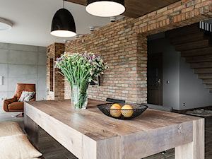 DOM POD GDAŃSKIEM - Średnia brązowa jadalnia w salonie, styl nowoczesny - zdjęcie od StudioQubik