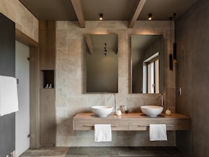 DOM POD GDAŃSKIEM - Duża z dwoma umywalkami z punktowym oświetleniem łazienka z oknem, styl nowoczesny - zdjęcie od StudioQubik