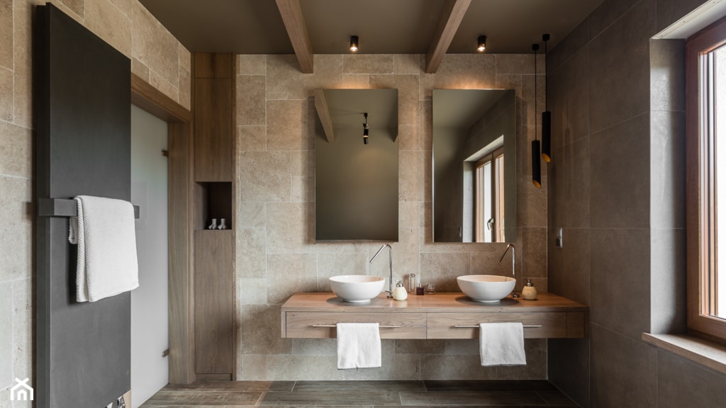 DOM POD GDAŃSKIEM - Duża z dwoma umywalkami z punktowym oświetleniem łazienka z oknem, styl nowoczesny - zdjęcie od StudioQubik - Homebook
