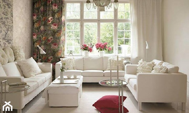 biała sofa, metalowy stolik, zasłona w kwiaty