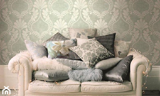 szara tapeta z romantycznymi zdobieniami, biała sofa, srebrne poduszki