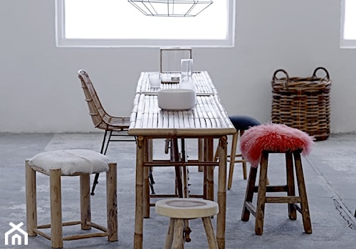Mała biała jadalnia jako osobne pomieszczenie - zdjęcie od ChwilaInspiracji