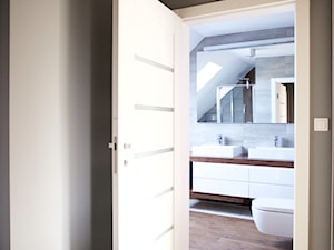 Bliźniak w Gruszczynie - Duża na poddaszu z dwoma umywalkami z punktowym oświetleniem łazienka z oknem, styl nowoczesny - zdjęcie od Norbert Perliński