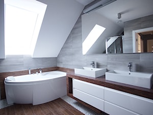 Bliźniak w Gruszczynie - Średnia na poddaszu z punktowym oświetleniem łazienka z oknem, styl nowoczesny - zdjęcie od Norbert Perliński