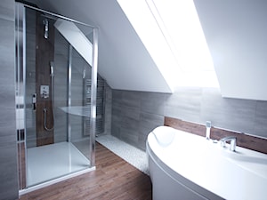 Bliźniak w Gruszczynie - Mała średnia na poddaszu jako pokój kąpielowy łazienka z oknem, styl nowoczesny - zdjęcie od Norbert Perliński