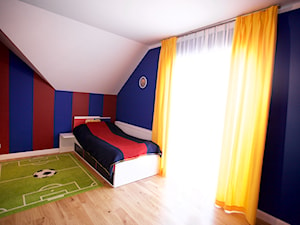 Bliźniak w Gruszczynie - Średni biały czerwony niebieski pokój dziecka dla dziecka dla chłopca, styl tradycyjny - zdjęcie od Norbert Perliński