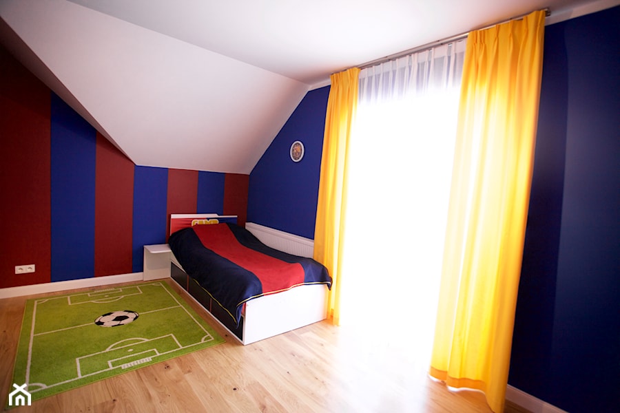 Bliźniak w Gruszczynie - Średni biały czerwony niebieski pokój dziecka dla dziecka dla chłopca, styl tradycyjny - zdjęcie od Norbert Perliński