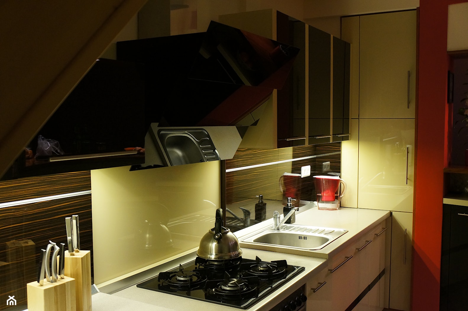 Kuchnia - szklane fronty - Kuchnia, styl nowoczesny - zdjęcie od Robert Łatka - projektowanie mebli kuchennych - Homebook