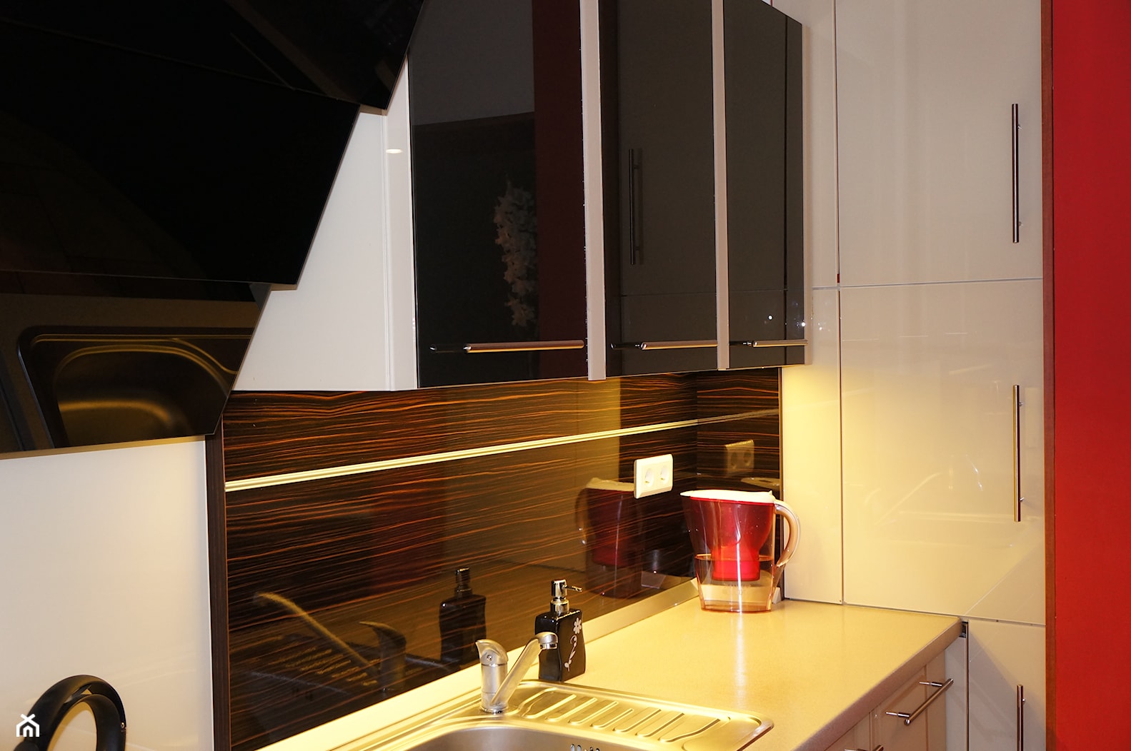 Kuchnia - szklane fronty - Kuchnia, styl minimalistyczny - zdjęcie od Robert Łatka - projektowanie mebli kuchennych - Homebook