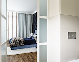 Konkurs apartament w Gdyni - Średnia czarna sypialnia z łazienką, styl nowoczesny - zdjęcie od SAJE ARCHITEKCI Joanna Morkowska-Saj - Homebook