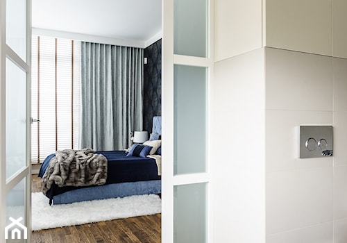 Konkurs apartament w Gdyni - Średnia czarna sypialnia z łazienką, styl nowoczesny - zdjęcie od SAJE ARCHITEKCI Joanna Morkowska-Saj