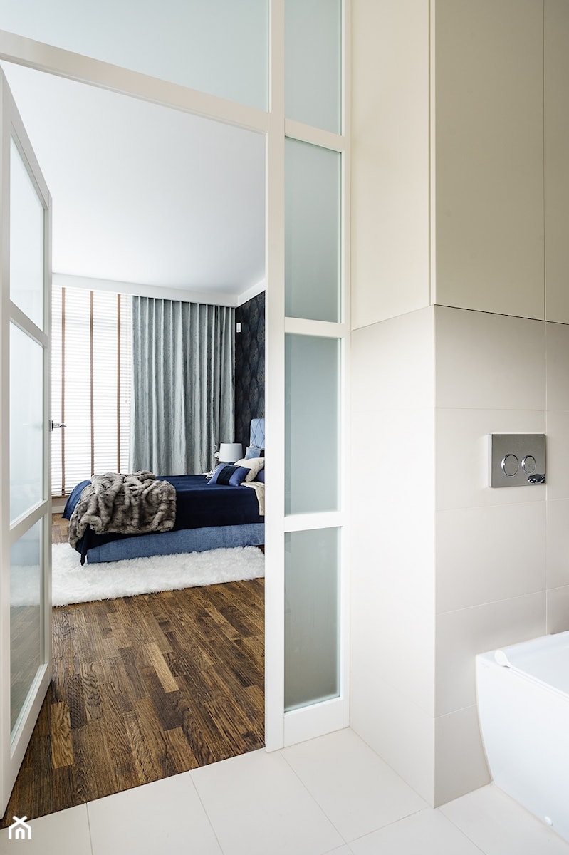 Konkurs apartament w Gdyni - Średnia czarna sypialnia z łazienką, styl nowoczesny - zdjęcie od SAJE ARCHITEKCI Joanna Morkowska-Saj