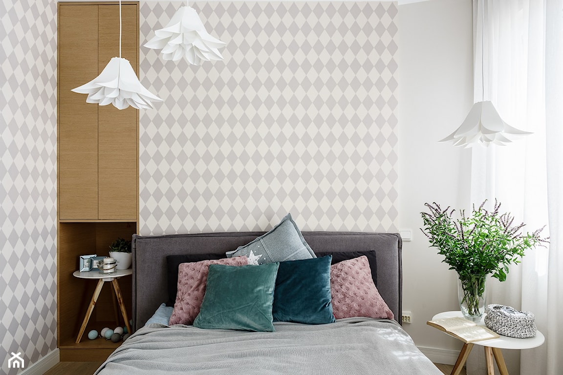 skandynawska sypialnia z tapetą w szarą kratę  