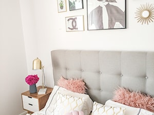 Pink & Gold - Mała beżowa sypialnia, styl skandynawski - zdjęcie od Sylwia Skupińska