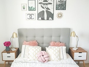 Pink & Gold - Mała biała sypialnia, styl skandynawski - zdjęcie od Sylwia Skupińska