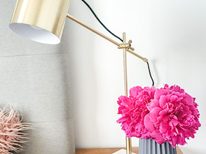 Pink & Gold - Mała biała sypialnia, styl skandynawski - zdjęcie od Sylwia Skupińska
