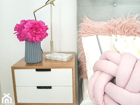 Aranżacje wnętrz - Sypialnia: Pink & Gold - Mała biała sypialnia, styl skandynawski - Sylwia Skupińska. Przeglądaj, dodawaj i zapisuj najlepsze zdjęcia, pomysły i inspiracje designerskie. W bazie mamy już prawie milion fotografii!