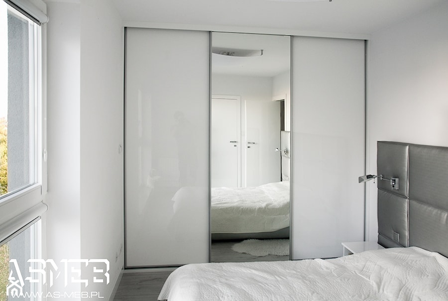Reakizacja na Ochocie - Średnia biała z panelami tapicerowanymi sypialnia, styl minimalistyczny - zdjęcie od AS-MEB producent kuchni i mebli