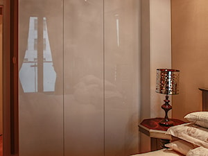 Realizacja ul Sienna, Warszawa - Średnia beżowa sypialnia, styl glamour - zdjęcie od AS-MEB producent kuchni i mebli