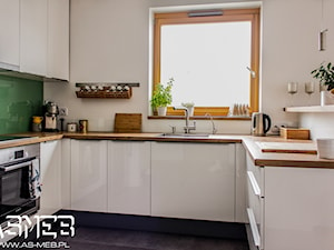 Realizacja Wilanów - Średnia otwarta biała z zabudowaną lodówką z nablatowym zlewozmywakiem kuchnia w kształcie litery u z oknem, styl tradycyjny - zdjęcie od AS-MEB producent kuchni i mebli