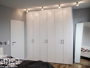 Realizacja Wola, ul Sowińskiego - Średnia biała szara sypialnia, styl nowoczesny - zdjęcie od AS-MEB producent kuchni i mebli