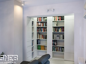 Reakizacja na Ochocie - Średni biały salon z bibiloteczką, styl minimalistyczny - zdjęcie od AS-MEB producent kuchni i mebli
