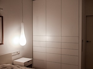 Realizacja Bielany, Warszawa - Średnia beżowa biała sypialnia, styl nowoczesny - zdjęcie od AS-MEB producent kuchni i mebli
