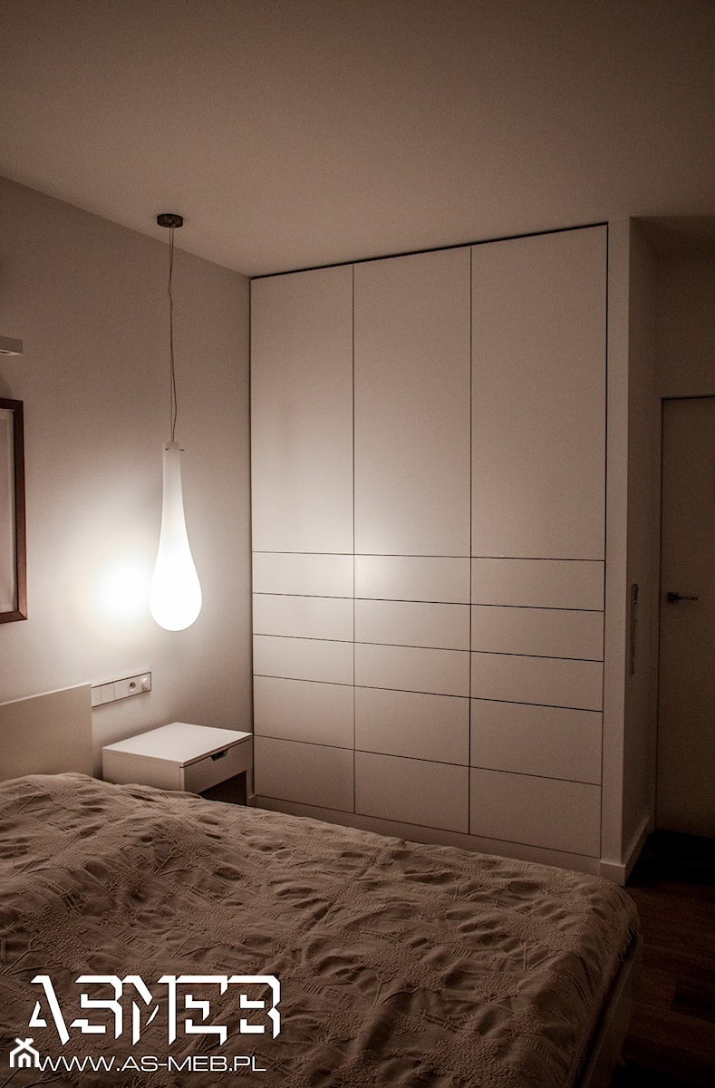 Realizacja Bielany, Warszawa - Średnia beżowa biała sypialnia, styl nowoczesny - zdjęcie od AS-MEB producent kuchni i mebli
