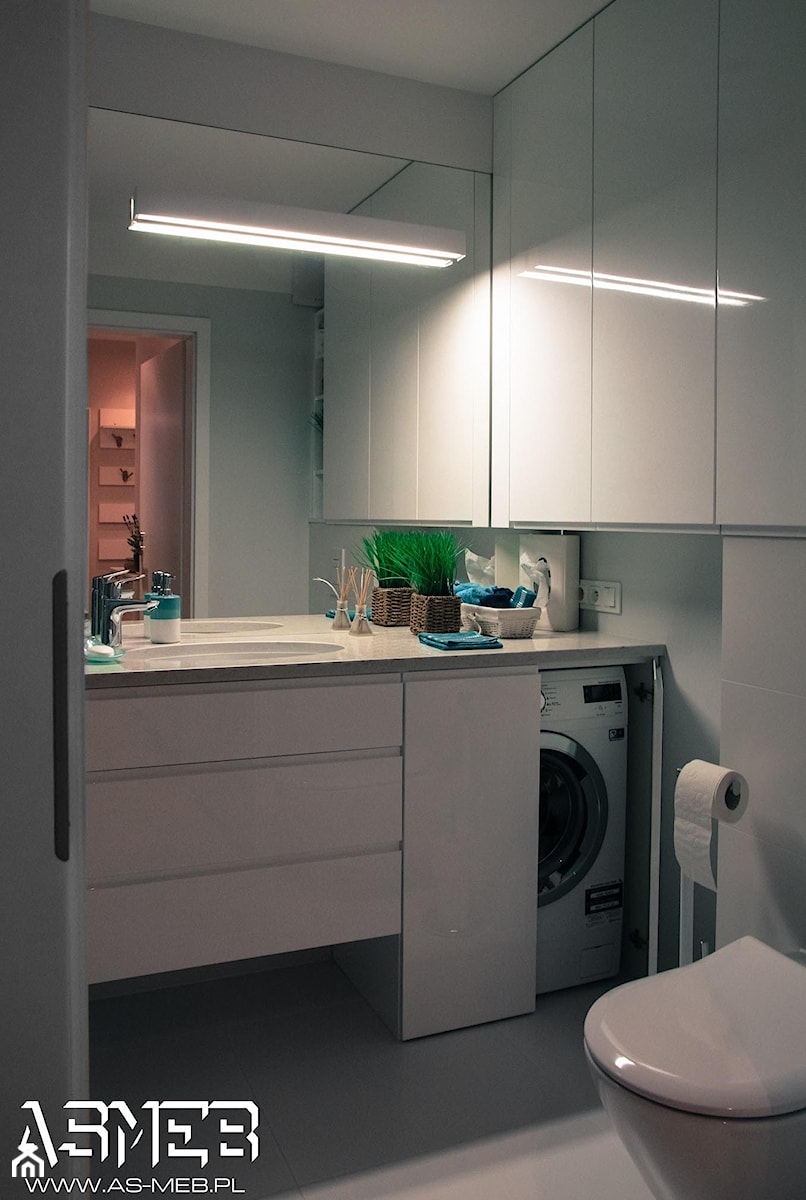Realizacja na warszawskiej Pradze - Mała na poddaszu bez okna z pralką / suszarką z lustrem łazienka, styl nowoczesny - zdjęcie od AS-MEB producent kuchni i mebli
