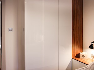 Realizacja w Markach - Mała biała sypialnia, styl nowoczesny - zdjęcie od AS-MEB producent kuchni i mebli