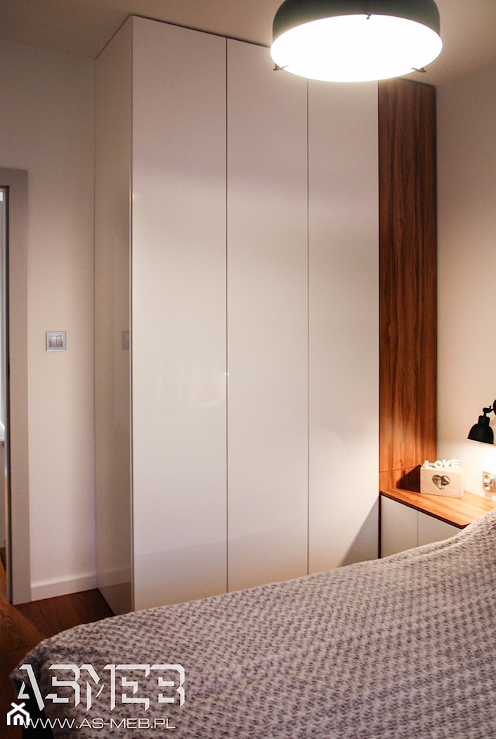 Realizacja w Markach - Mała biała sypialnia, styl nowoczesny - zdjęcie od AS-MEB producent kuchni i mebli - Homebook