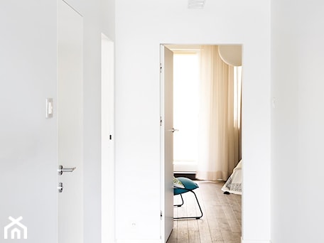 Aranżacje wnętrz - Hol / Przedpokój: Apartamenty przy Królikarni, 120 m2 - Mały biały hol / przedpokój, styl minimalistyczny - Capricorn Interiors. Przeglądaj, dodawaj i zapisuj najlepsze zdjęcia, pomysły i inspiracje designerskie. W bazie mamy już prawie milion fotografii!