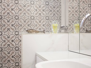 Sopot, apartament letni - Bez okna łazienka, styl nowoczesny - zdjęcie od Capricorn Interiors