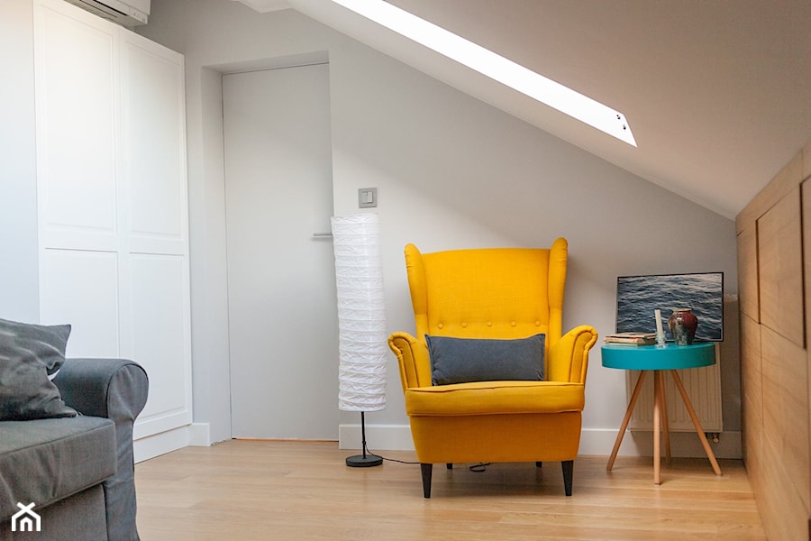 Sopot, apartament letni - Mała szara sypialnia na poddaszu, styl skandynawski - zdjęcie od Capricorn Interiors