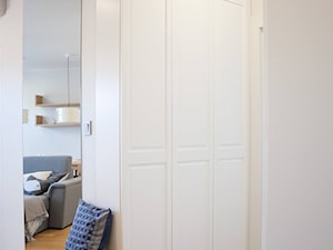 Sopot, apartament letni - Średni biały hol / przedpokój, styl skandynawski - zdjęcie od Capricorn Interiors