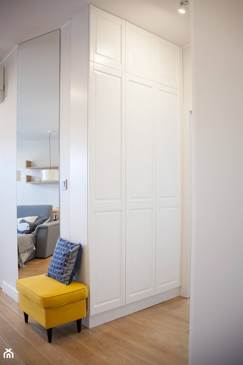 Sopot, apartament letni - Średni biały hol / przedpokój, styl skandynawski - zdjęcie od Capricorn Interiors
