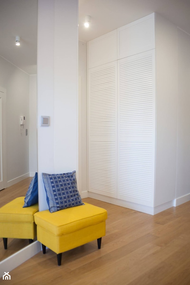 Sopot, apartament letni - Średni biały hol / przedpokój, styl skandynawski - zdjęcie od Capricorn Interiors