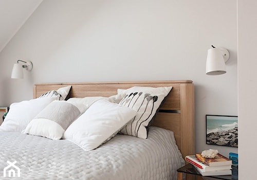 Sopot, apartament letni - Mała biała sypialnia na poddaszu, styl skandynawski - zdjęcie od Capricorn Interiors