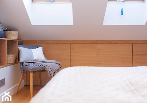 Sopot, apartament letni - Mała biała sypialnia na poddaszu, styl skandynawski - zdjęcie od Capricorn Interiors