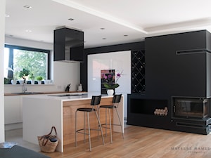 dom 220m2 - Średnia otwarta biała czarna z zabudowaną lodówką kuchnia w kształcie litery g, styl nowoczesny - zdjęcie od Pracownia Wielkie Rzeczy